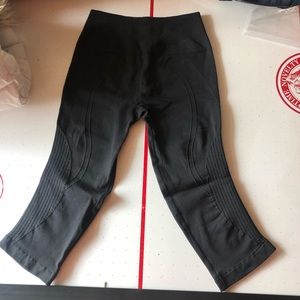 Lulu Lemon Size 6 Cropped Leggings